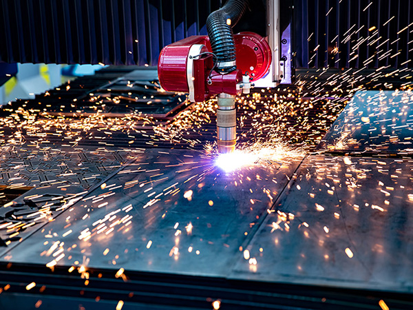 CNC Laserové rezanie kovov, moderná priemyselná technológia.Malá hĺbka ostrosti.Upozornenie – autentické snímanie v náročných podmienkach.Trochu zrnitá a možno rozmazaná.