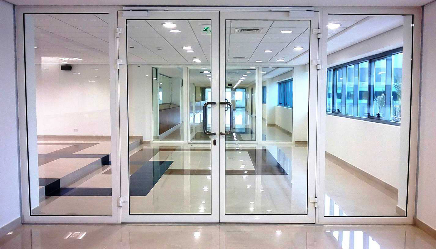 porta de vidre amb marc d'alumini